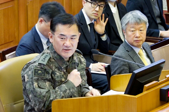 지난 2월4일 여인형 전 국군방첩사령관이 서울 종로구 헌법재판소에서 열린 윤석열 대통령 탄핵심판 5차 변론기일에 증인으로 출석해 발언하고 있다.<헌법재판소 제공·연합뉴스>